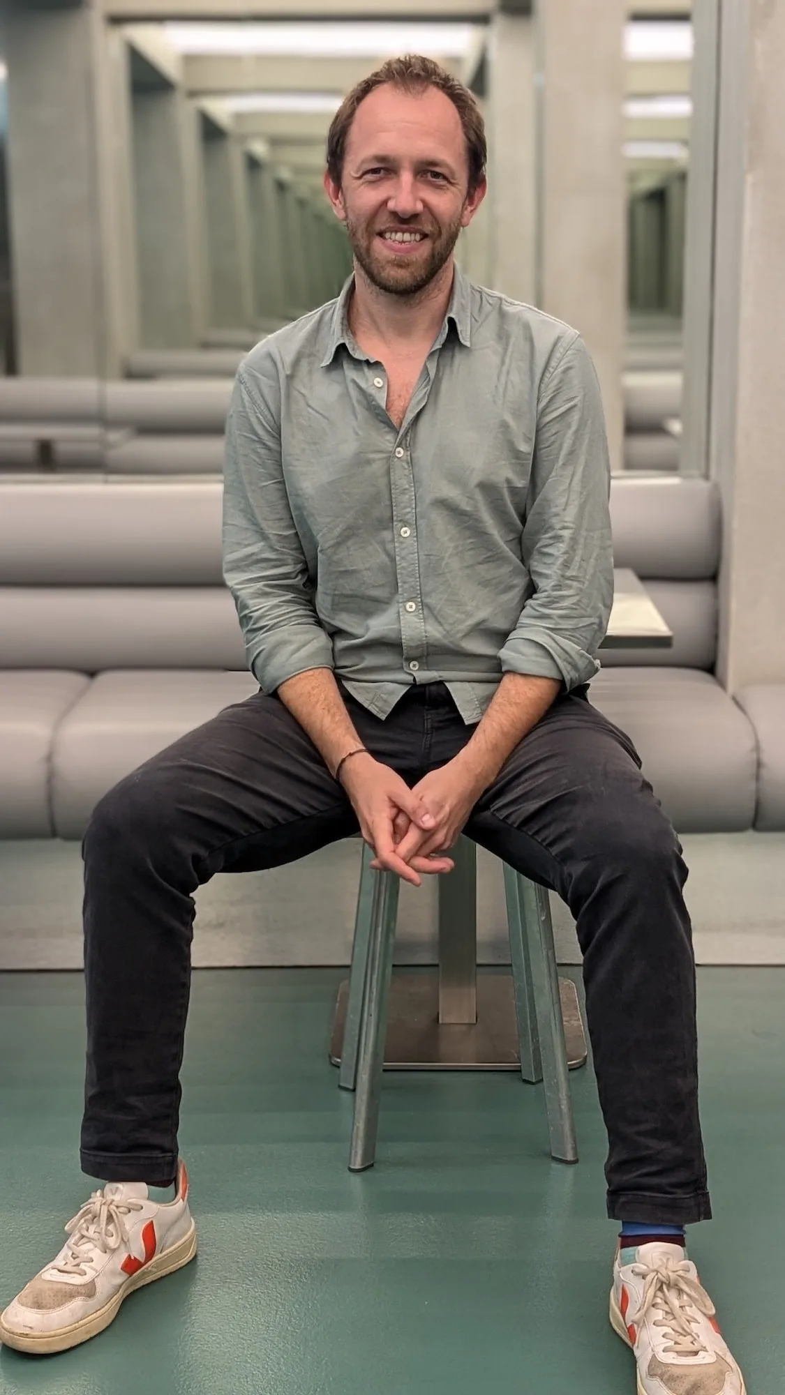 Tom Phenix, comédien — plan pied