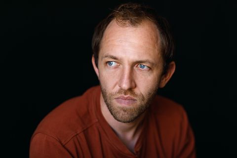 Tom Phenix, comédien — portrait sur fond sombre