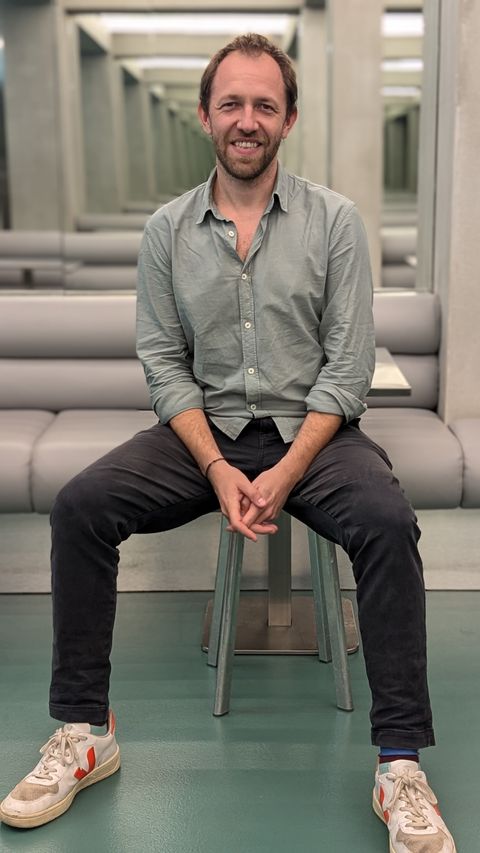 Tom Phenix, comédien — plan pied