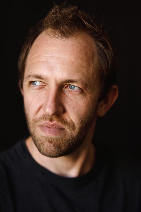 Tom Phenix, comédien — portrait sur fond noir